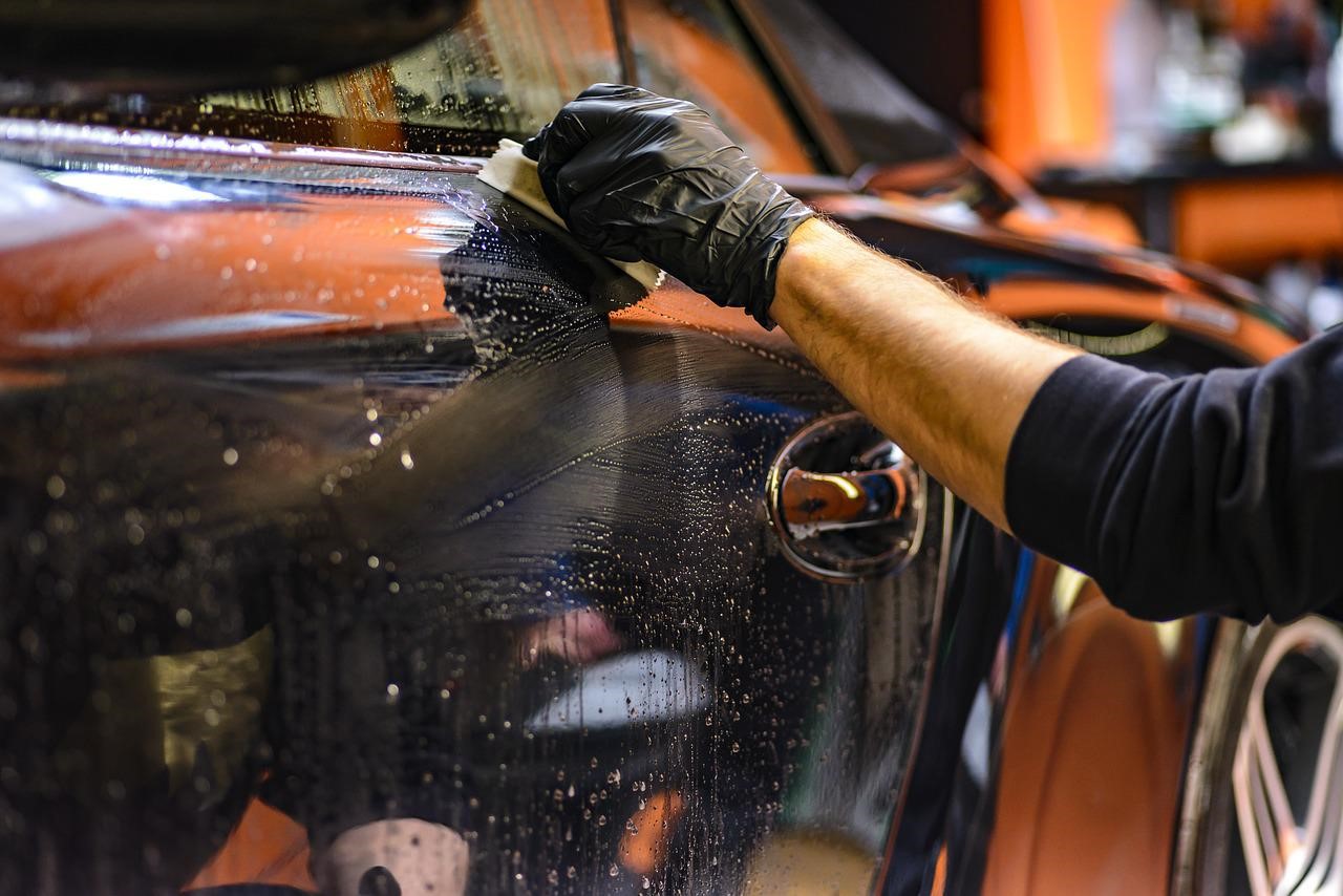 Керамичното полимерно покритие предпазва дълготрайно боята на колата