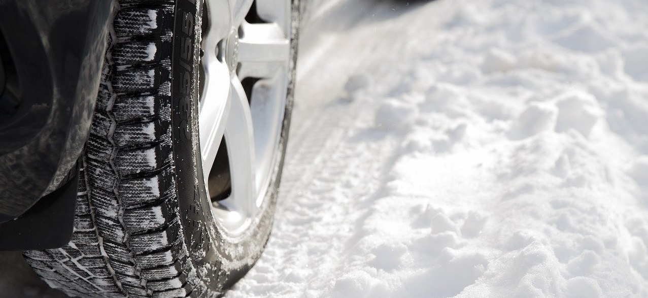 Зимните и летните гуми може да се различават като предназначение, структура, дизайн на протектора и смеси, от които се произвеждат.