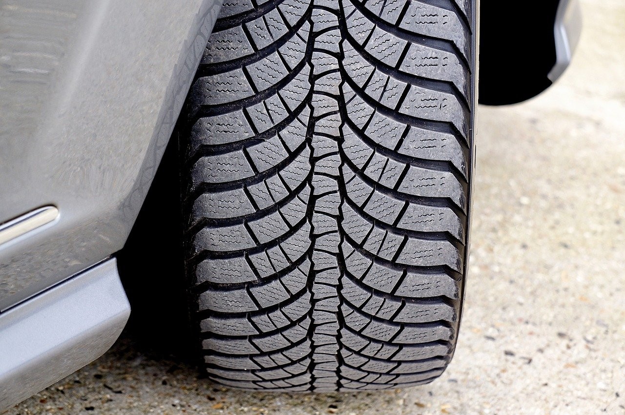 Цената на зимните гуми е малко по-висока, но за сметка на това гумите предлагат по-дълъг пробег и висока издръжливост